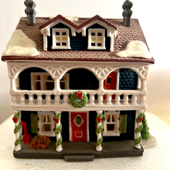 Department 56 New England Village Series Captains Cottage 1990 Christmas Village - Picture 1 of 11